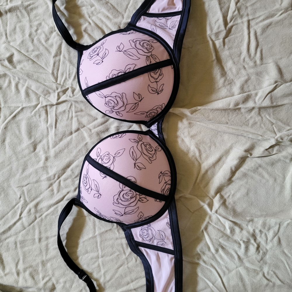 NEVER WORN Torrid Pink and Black Underwire Bra with Floral Pattern